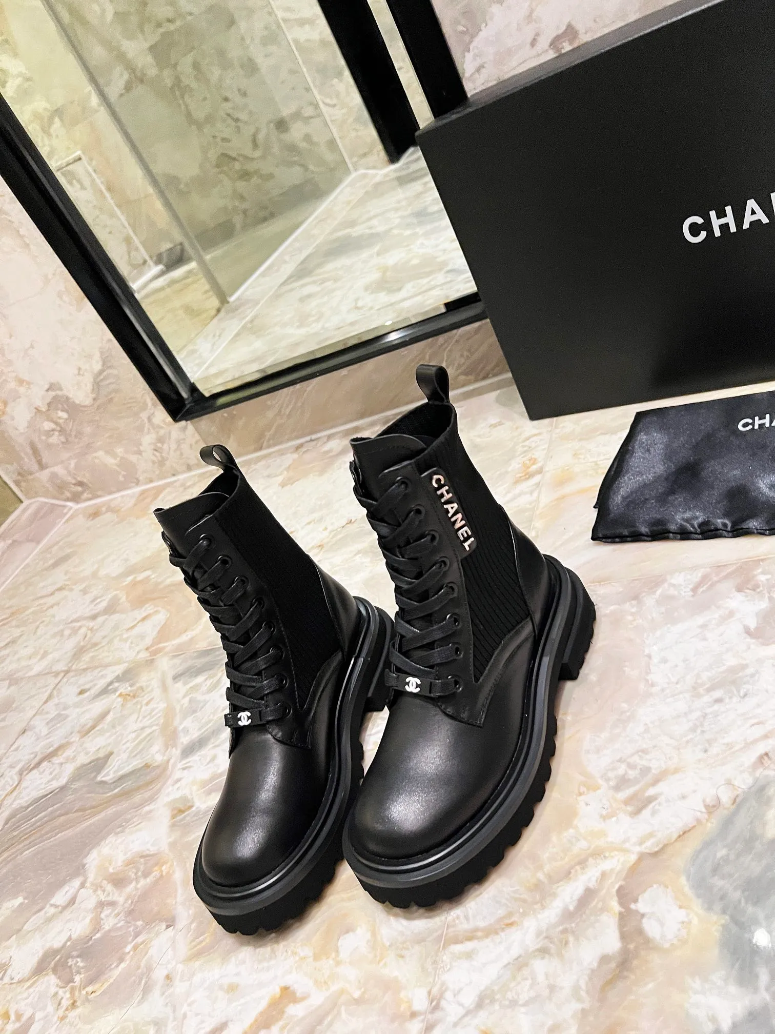 👟👟Ex-factory price 600 👟👟 CHANEL new autumn and winter 24 B letter knight boots. This knight Martin boot is really a representative of handsome fashion. It is simple, fashionable and individual. It has a natural and smooth beauty, which has a stunning beauty of time. The heel and sole meet the needs of heightening and wearing comfort at the same time. The toe is round but not clumsy. There is only a very low-key luxury letter logo, which can hold any occasion. , Proportion! Cowhide, open edge beads, water-dyed sheepskin lining Code number: 35-41